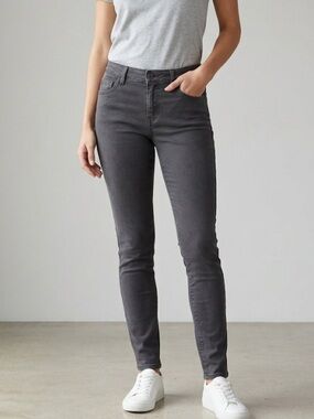 Eddie Bauer Curvy Skinny Jeans – Size 2 | Mid‑Rise | Everyday Minimalist Denim